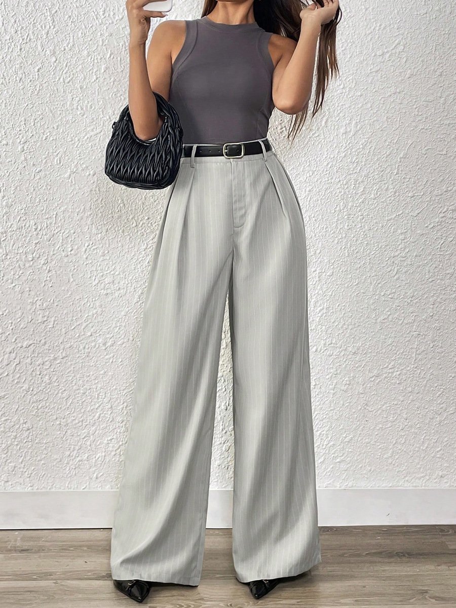 Light Gray Pleated Wide-Leg Tailored Pants – Front View Front view of the light gray pleated wide-leg tailored pants, showing its silhouette and design details.