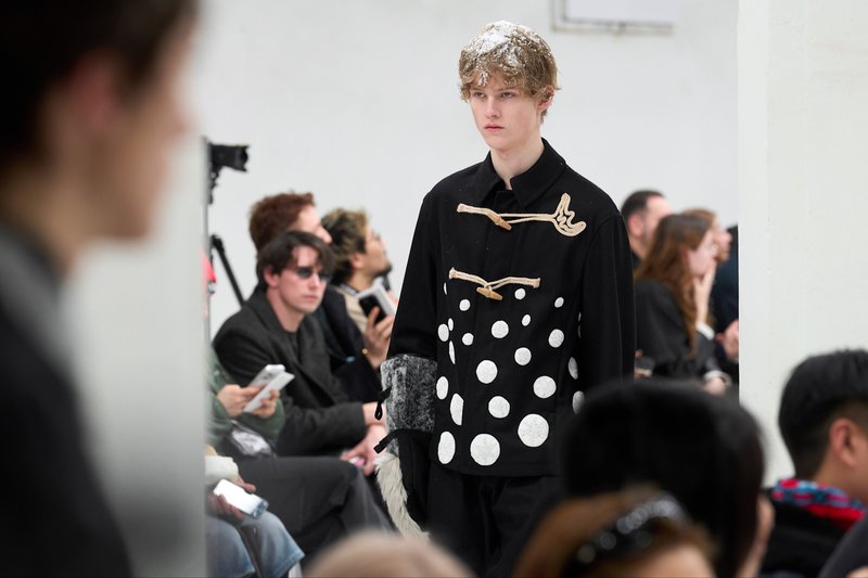 At Pitti, Shinyakozuka tells the story of the lost glove