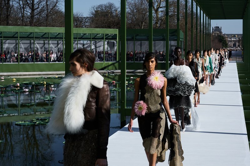 Dior revives the privilege of courtly dress at the Tuileries