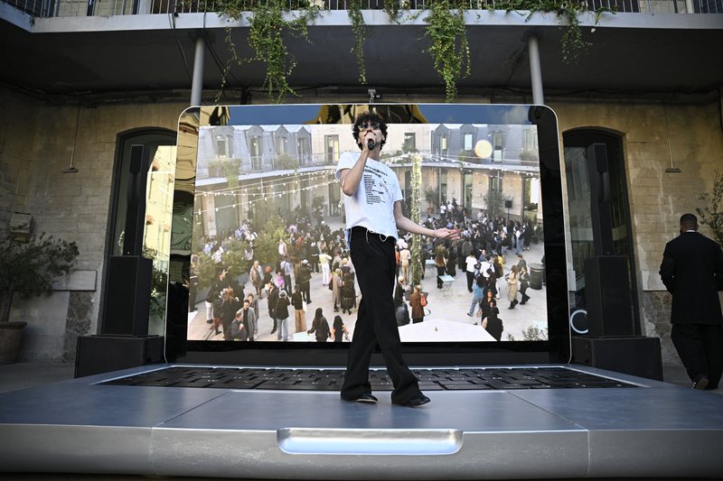 Paris fans now watching fashion shows like sports games