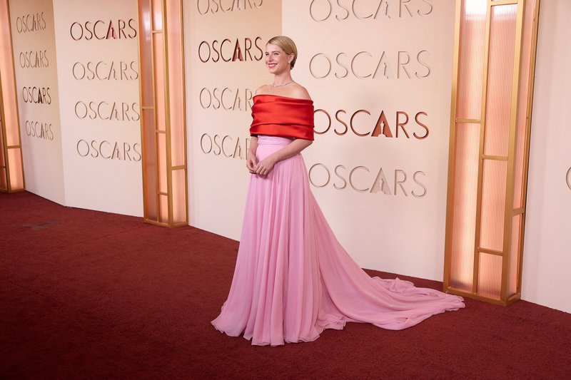 Stars bring glamour to Oscars red carpet
