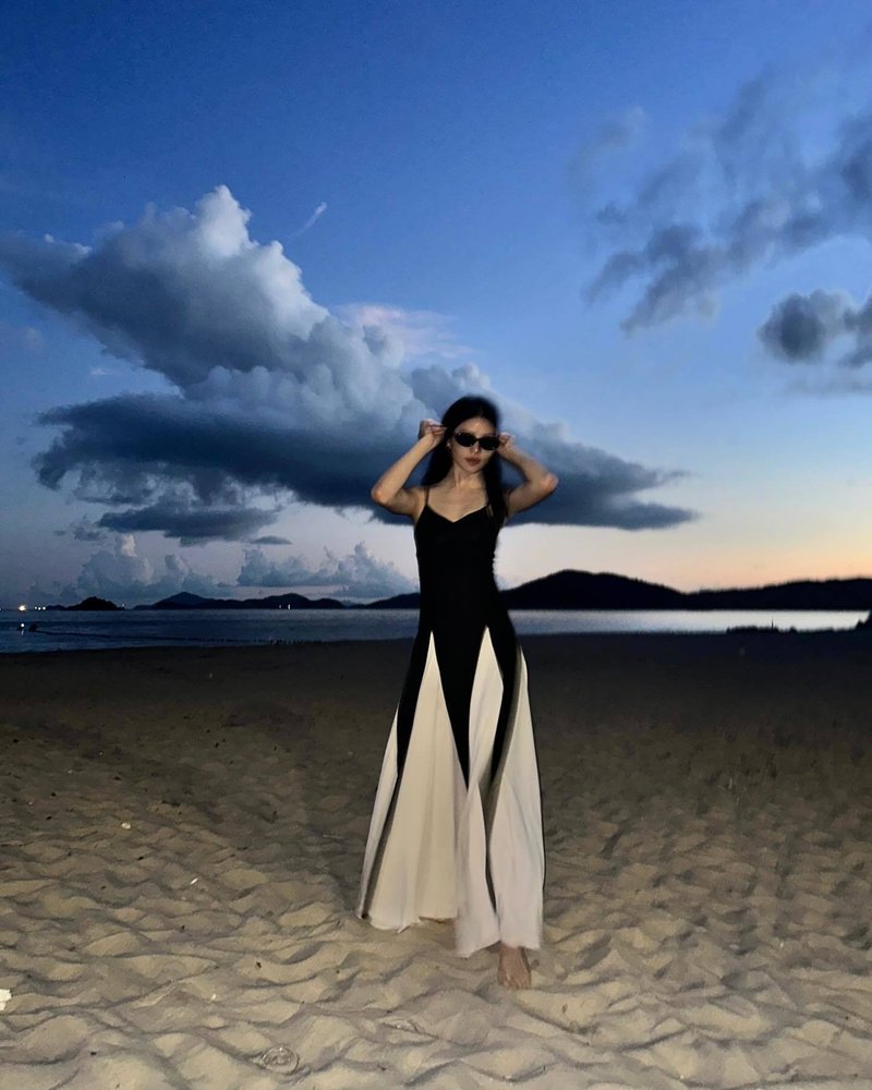 Black and Ivory Split Maxi Dress H6487