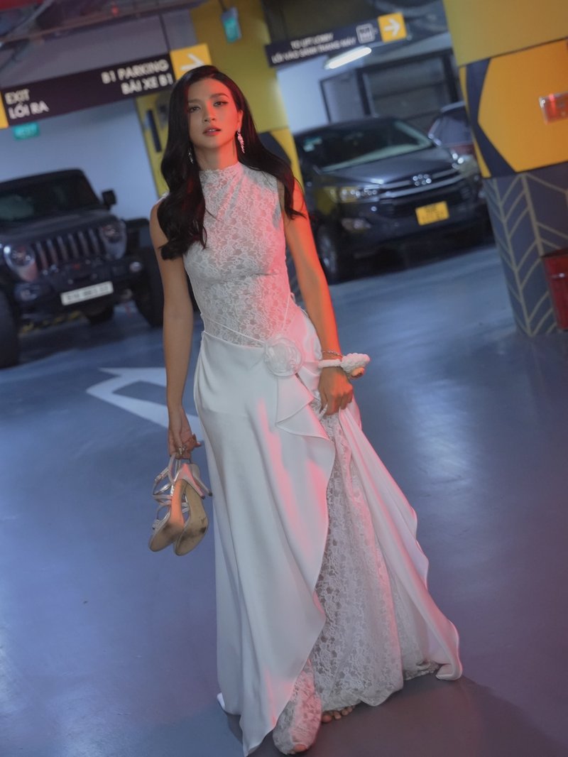 High Neck Lace Sheath Wedding Dress H7034