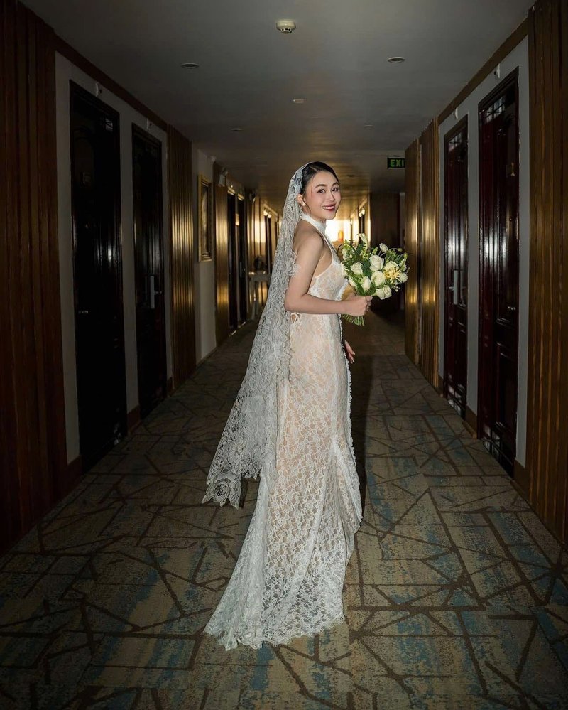 Lace Halter Neck Mermaid Wedding Gown H6842
