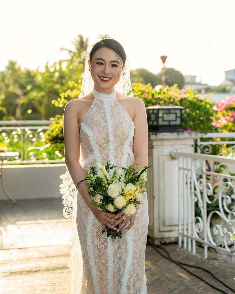 Lace Halter Neck Mermaid Wedding Gown H6842