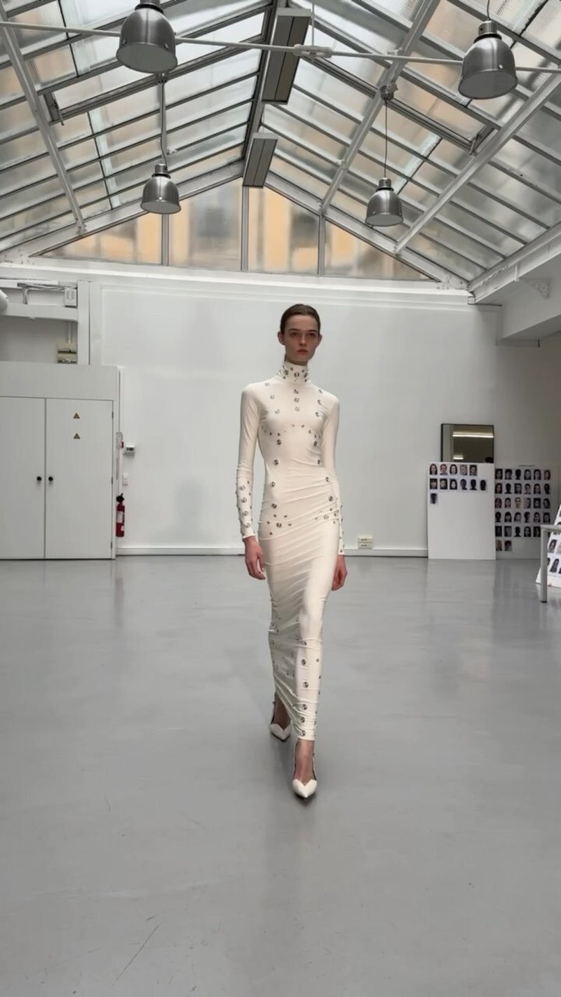 White Long Sleeve Buttoned Gown H7015